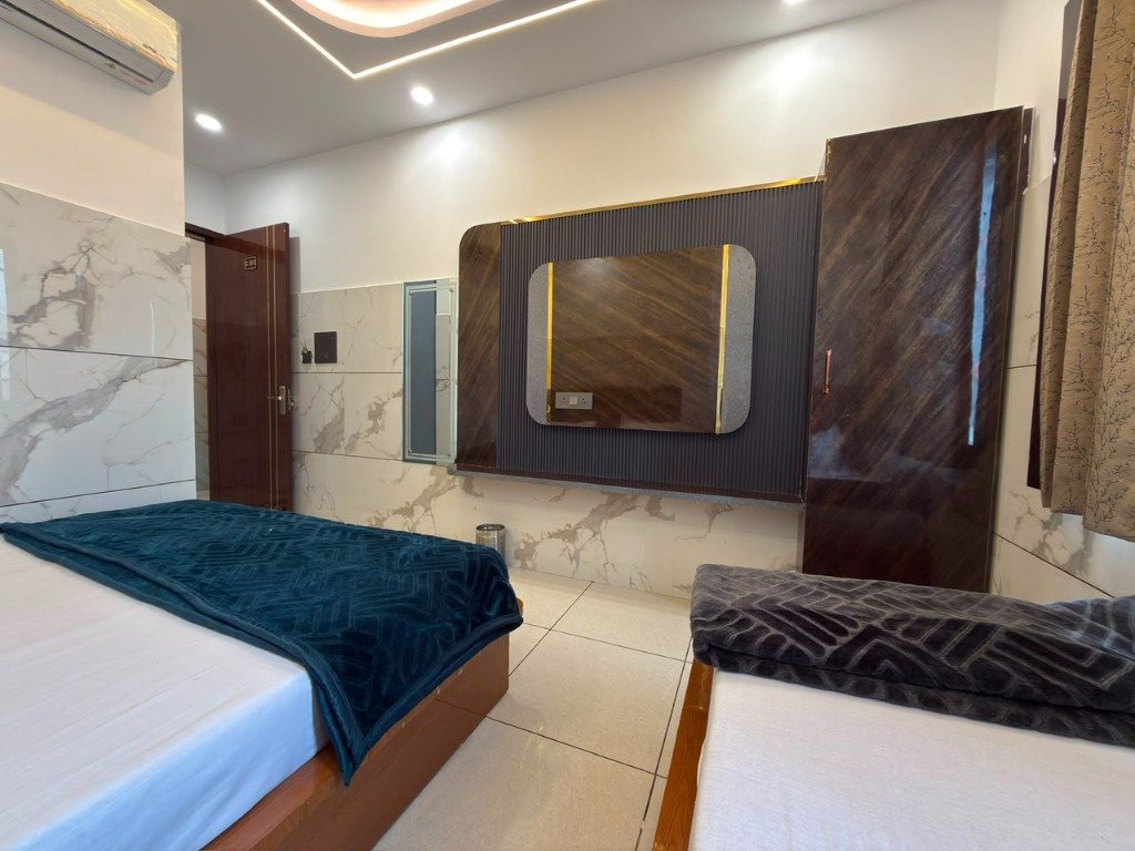 Luxury AC Bedroom & Wardrobe